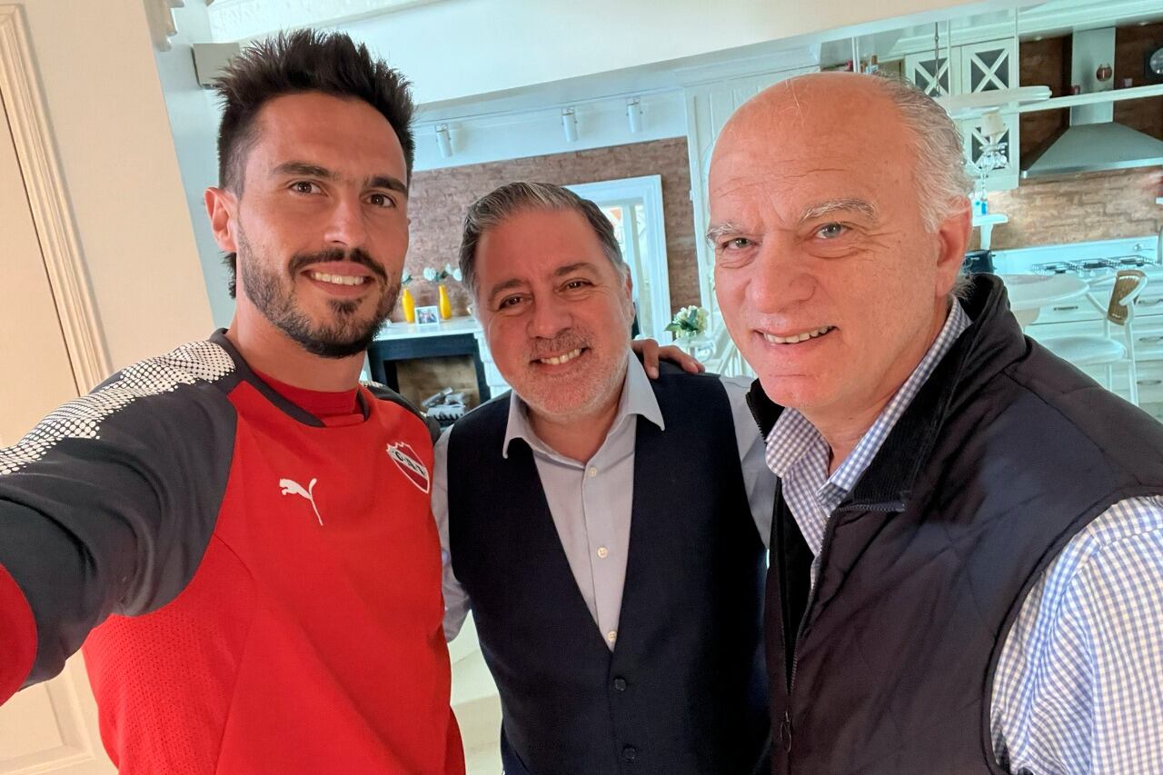 Los presentadores de TV Juan Marconi y Fabián Doman, junto al intendente PRO Néstor Grindetti. Candidatos por la lista Unidad Independiente