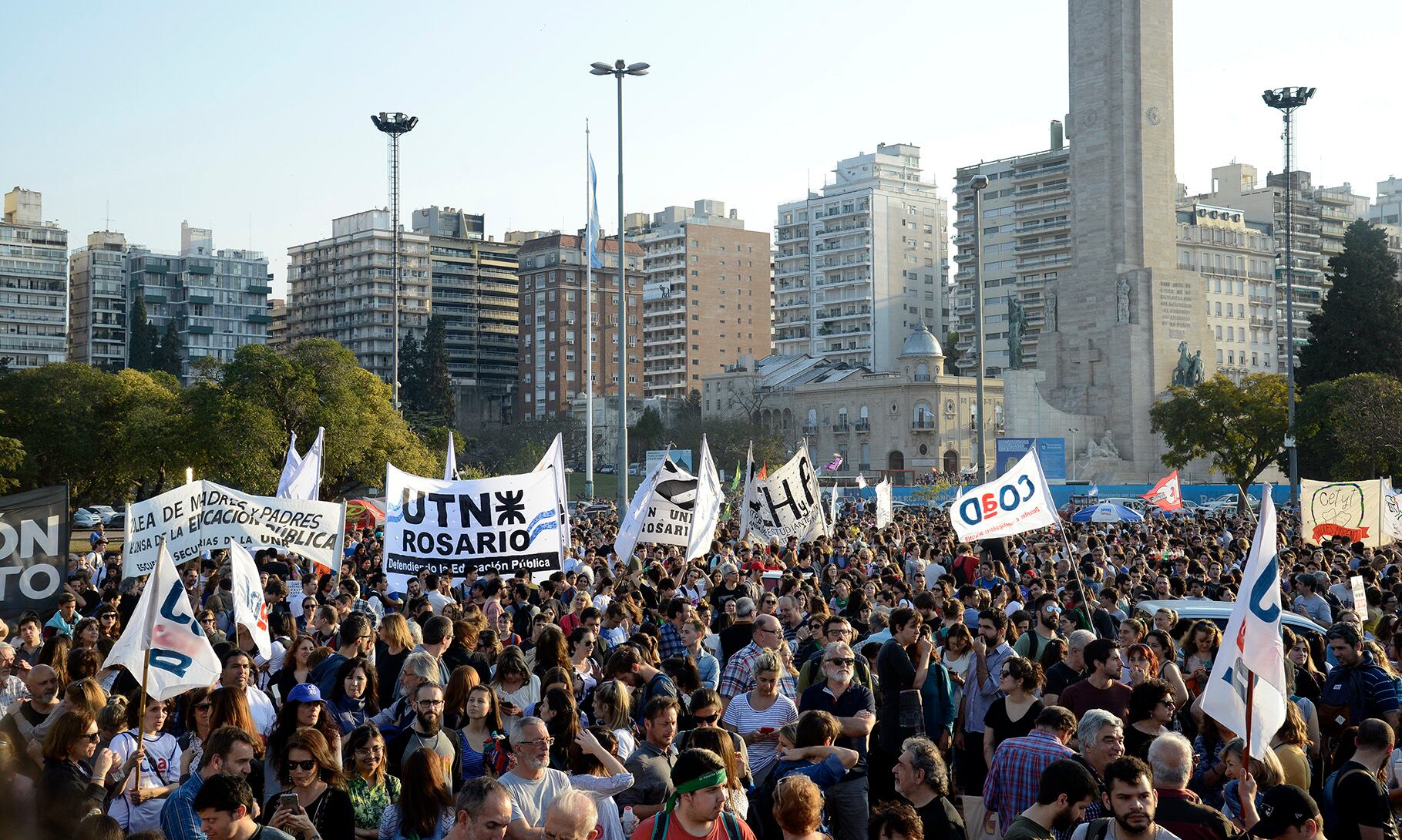 Unas 40 mil personas, según los organizadores, se congregaron en el Monumento.