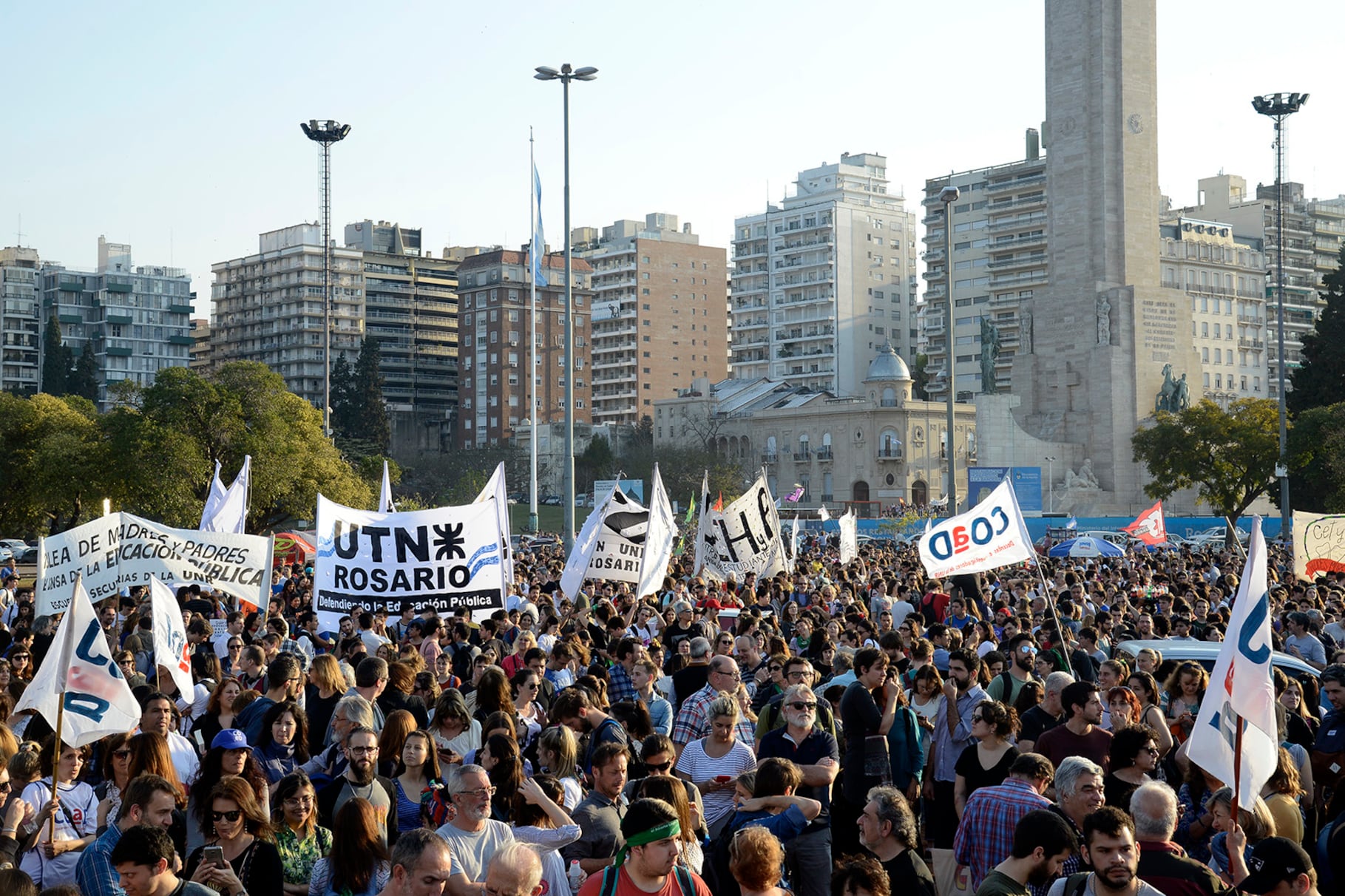 Unas 40 mil personas, según los organizadores, se congregaron en el Monumento.