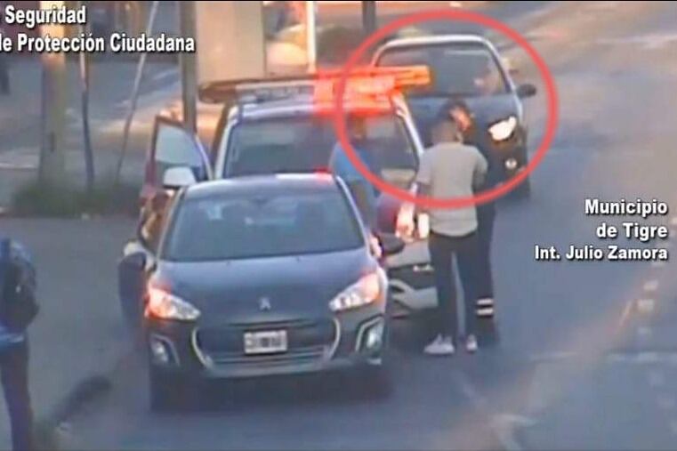 El momento en que el Peugeot negro embiste desde atrás al patrullero.