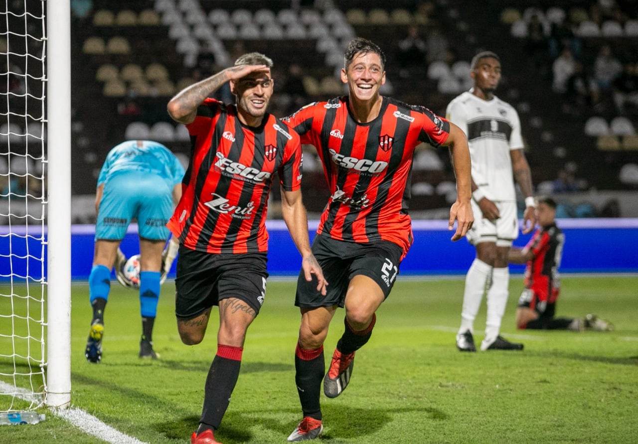 Mosevich celebra con Guasone el primero del Patrón ante el Calamar