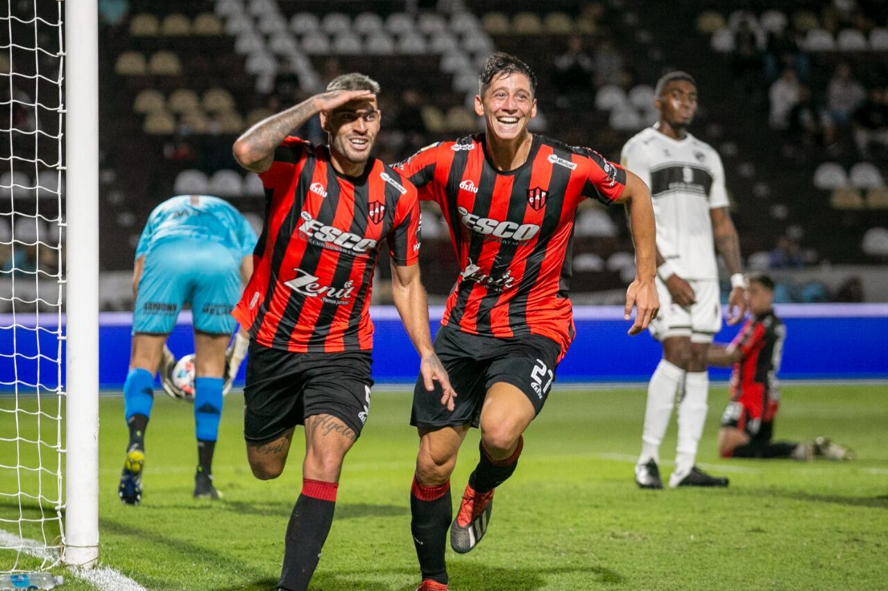 Mosevich celebra con Guasone el primero del Patrón ante el Calamar