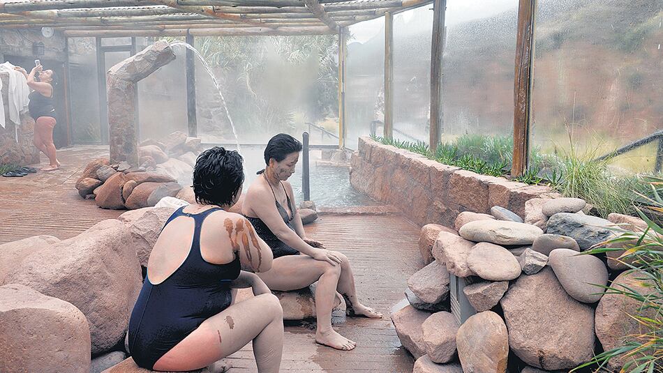 En las termas de Cacheuta, la empresa obliga a las mujeres a vestir mallas enterizas o bikinis.