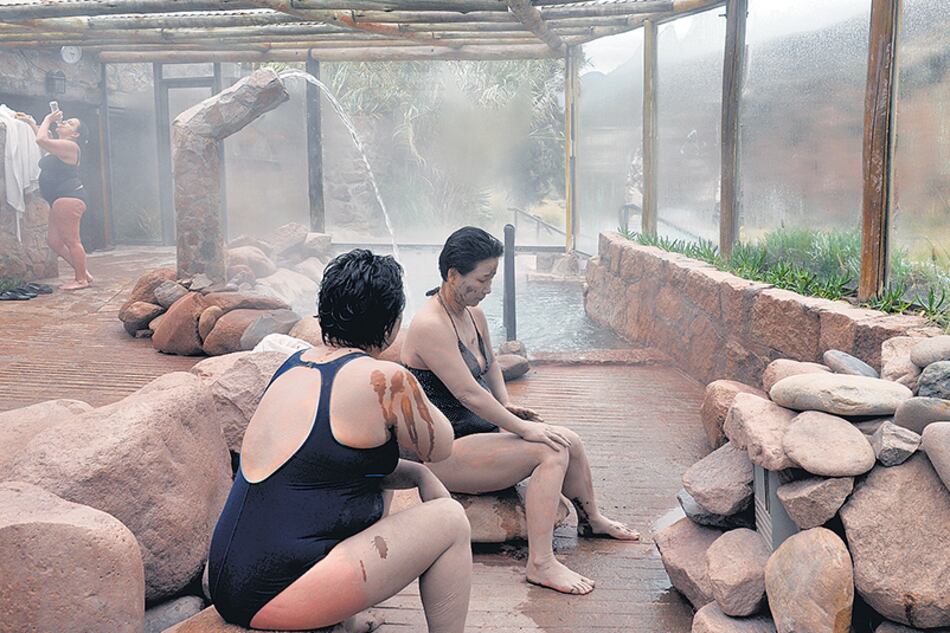 En las termas de Cacheuta, la empresa obliga a las mujeres a vestir mallas enterizas o bikinis.