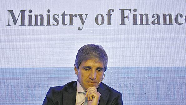 Luis Caputo, presidente del Banco Central, no logra detener la sangría de divisas.