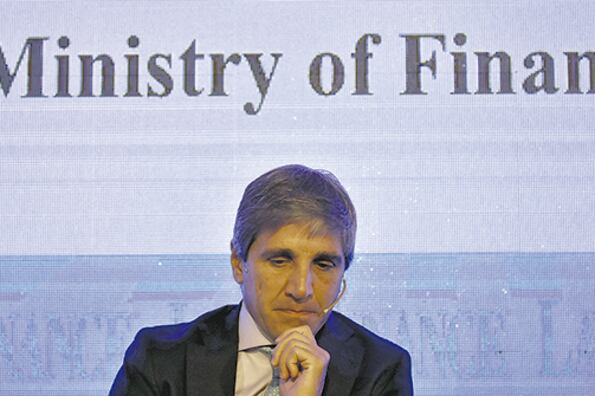 Luis Caputo, presidente del Banco Central, no logra detener la sangría de divisas.