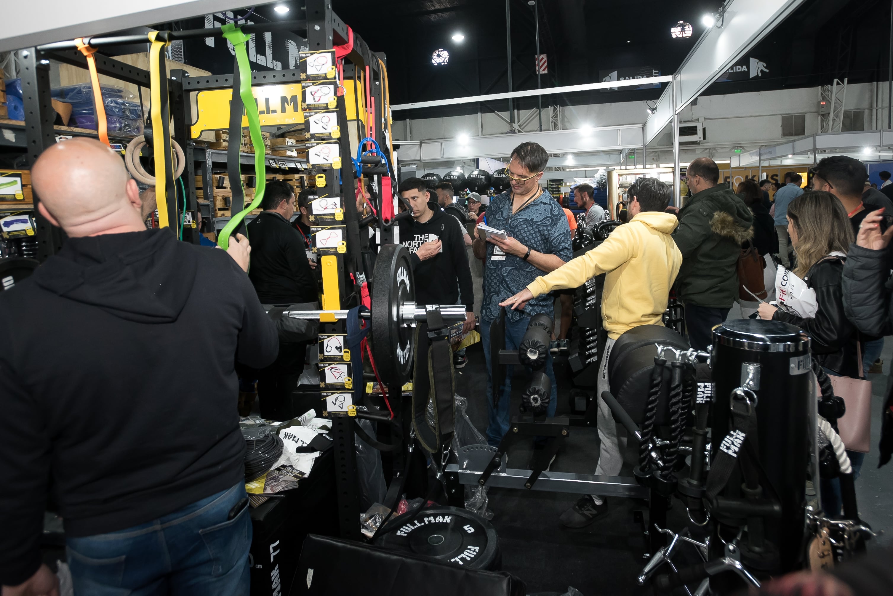La gente se convoca en el Centro Costa Salguero.
