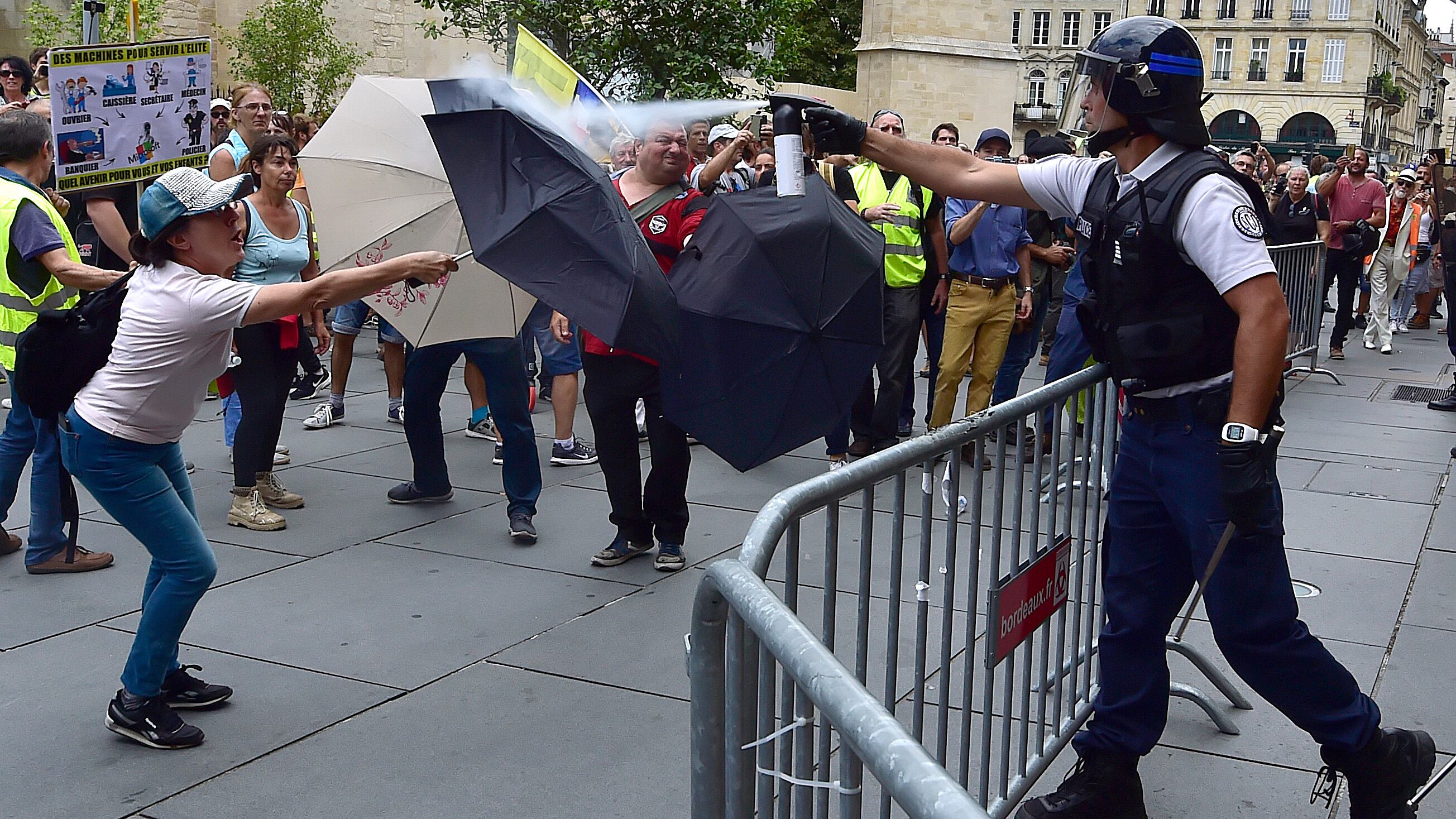 La policía reprime en la protesta de los chalecos amarillos en Bordeaux.