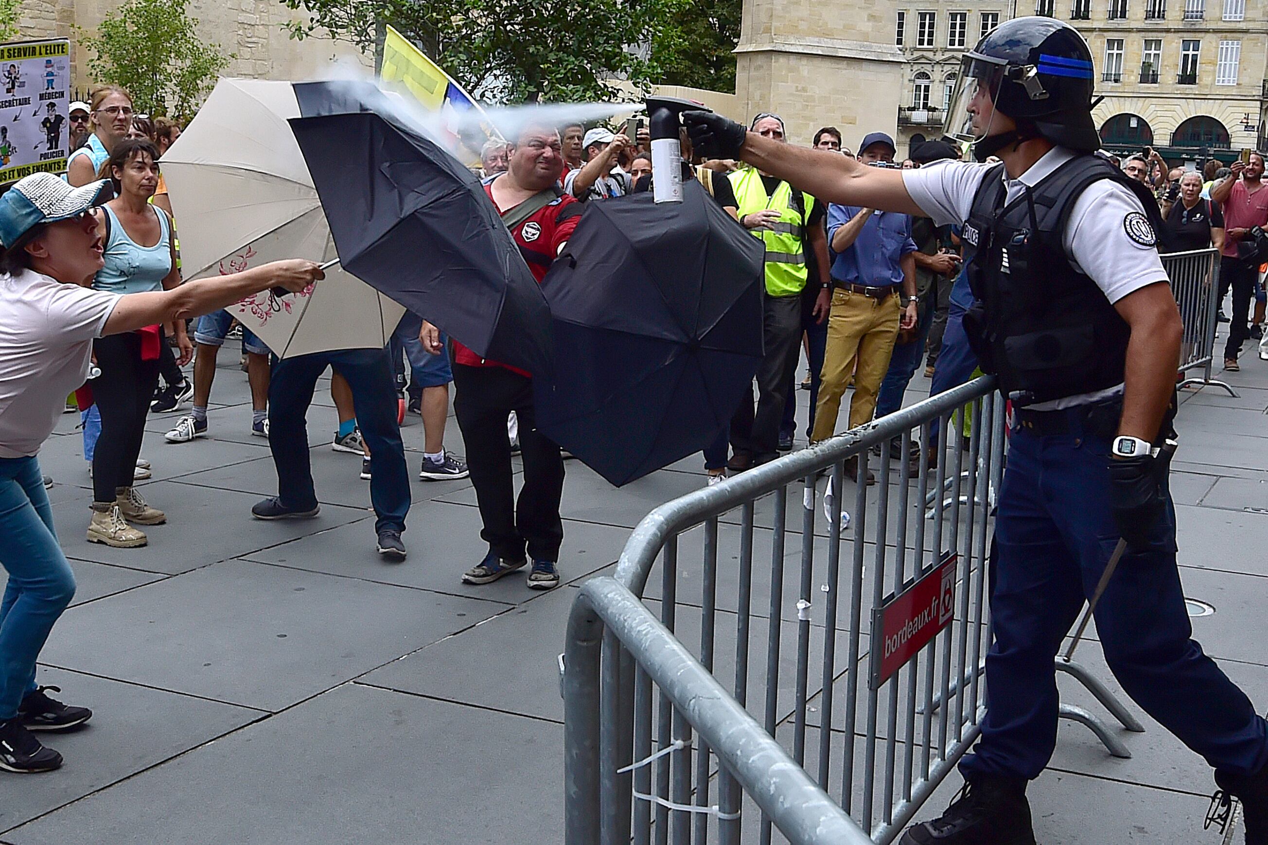 La policía reprime en la protesta de los chalecos amarillos en Bordeaux.