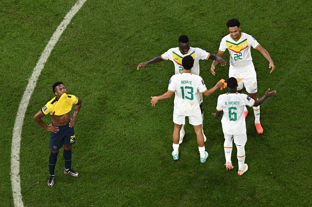 Djorkaeff Reasco, de Newell's, no lo puede creer. Los senegales tampoco