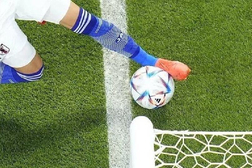 Toma senital de la pelota y la líneas de fondo.