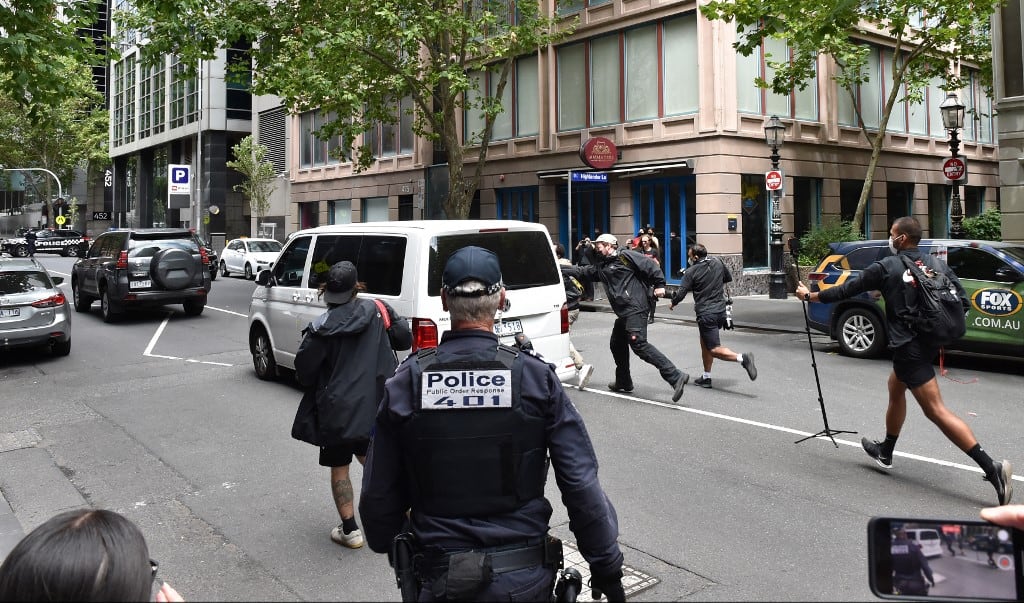 Vehículos de la policía fronteriza australiana trasladan a Djokovic al centro de detención