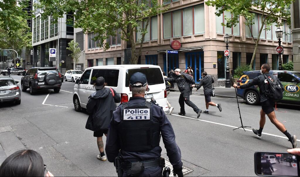 Vehículos de la policía fronteriza australiana trasladan a Djokovic al centro de detención