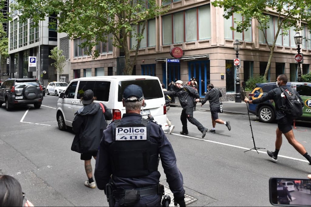 Vehículos de la policía fronteriza australiana trasladan a Djokovic al centro de detención