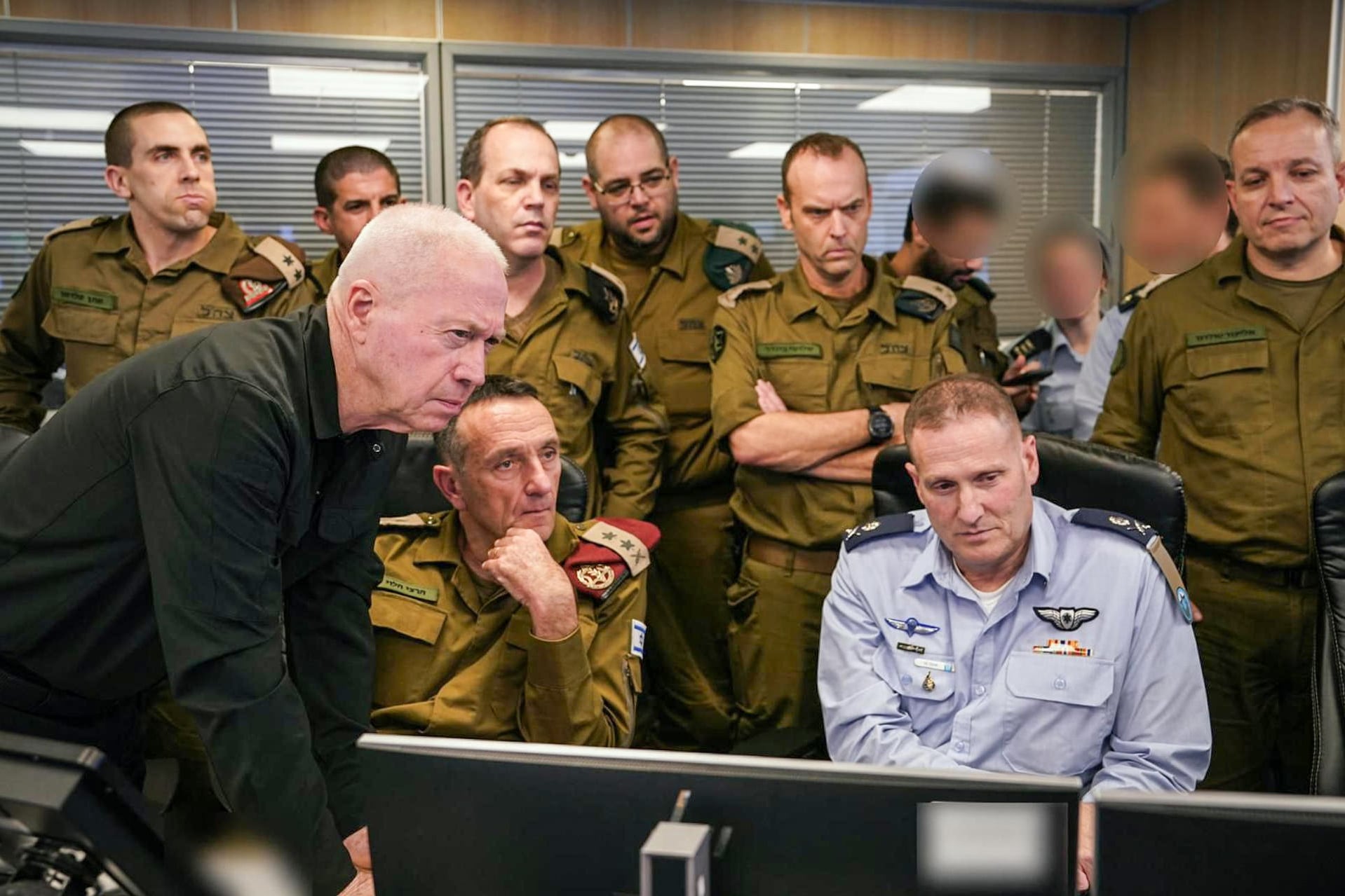 El ministro de Defensa de Israel (i), junto al jefes militares en el centro de mando y control de la FF.AA. israelíes. 