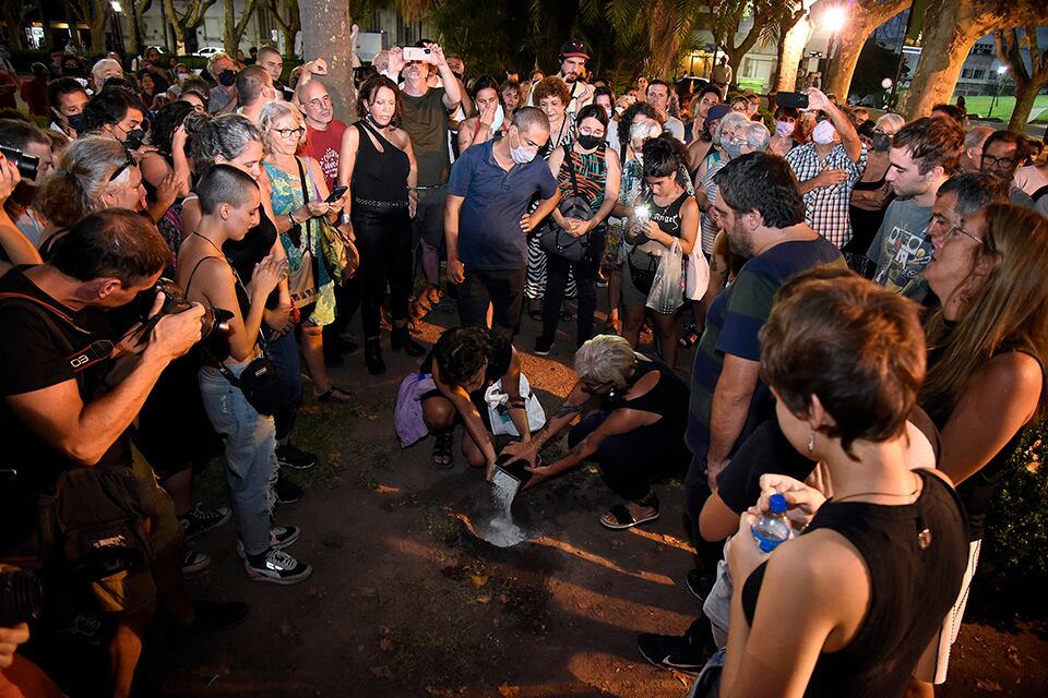 La mejor manera despedirlo: sus cenizas esparcidas en la plaza 25 de Mayo.