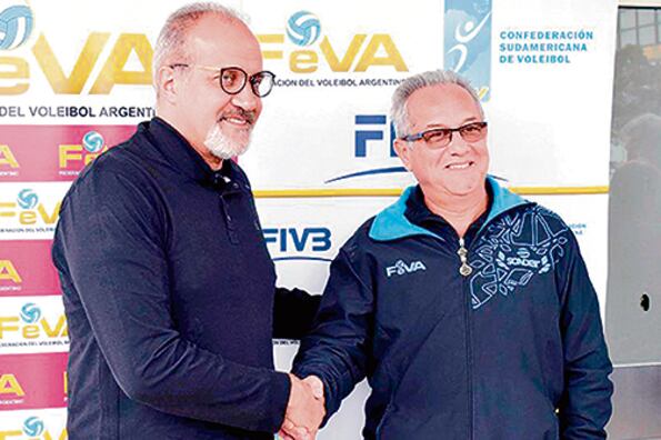 Marcelo Méndez y Julio Velasco, el que llega y el que se acaba de ir.