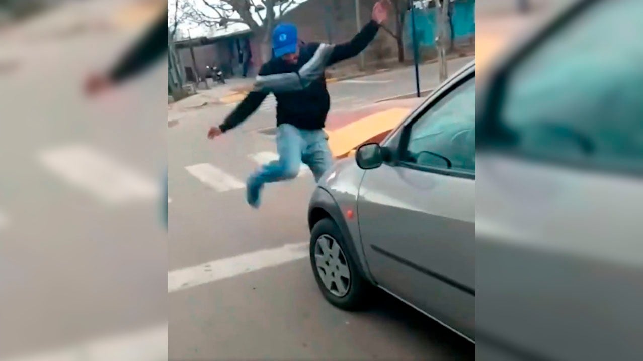 La imagen del agresor, Rodrigo Aznares, rompiendo el auto de la precandidata Gabriela Malinar.