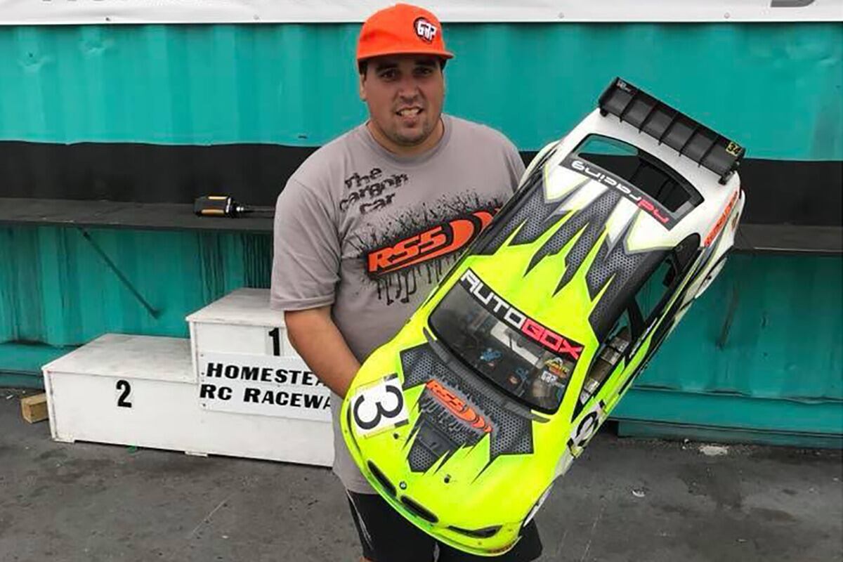 El auto mide un metro, pesa 10 kg y supera los 100 km/h