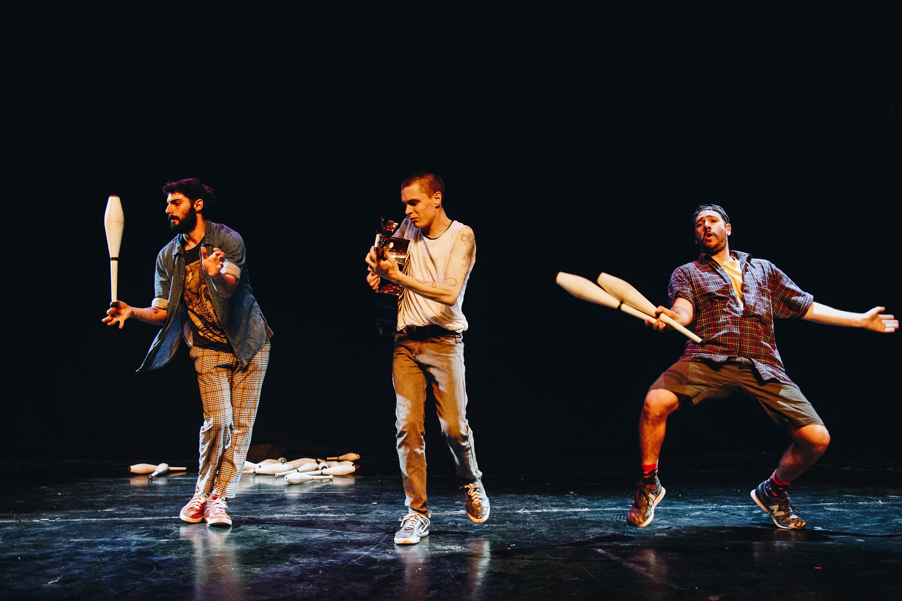 Entre clavas y reflexiones, el trío de actores interpela directamente al público.