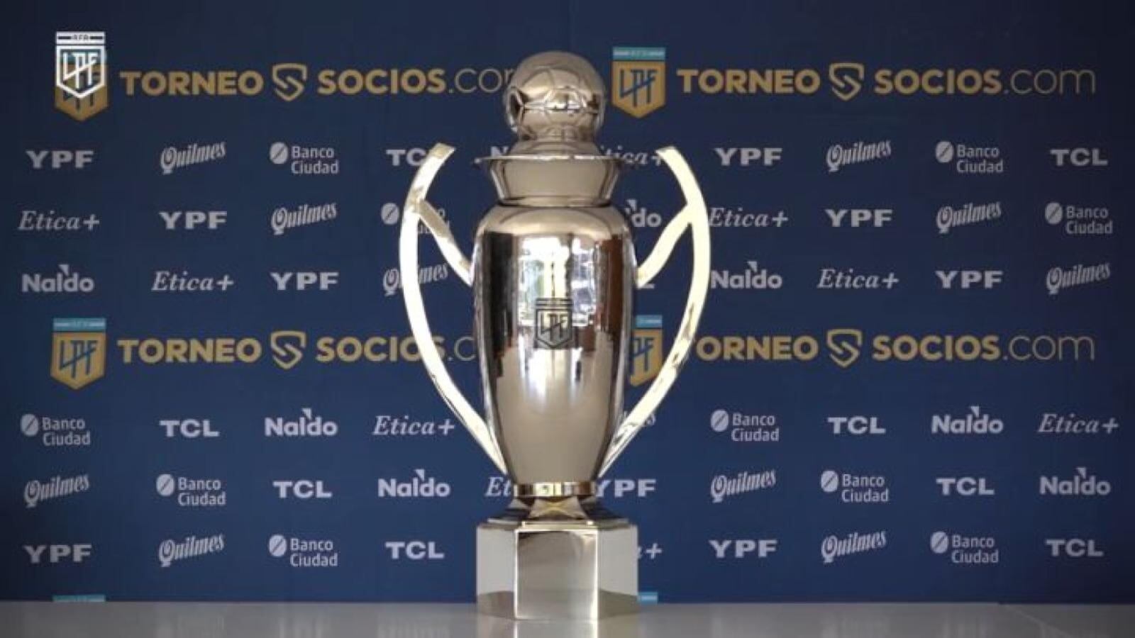 El trofeo de la Liga Profesional 2022 que levantó Boca. 