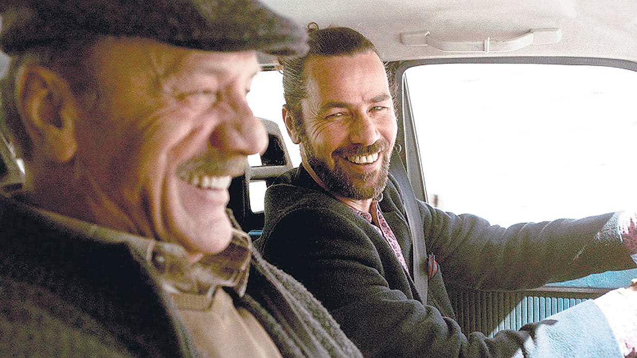 Wajib es una película sin golpes bajos, pero que parece estar siempre intentando agradar.