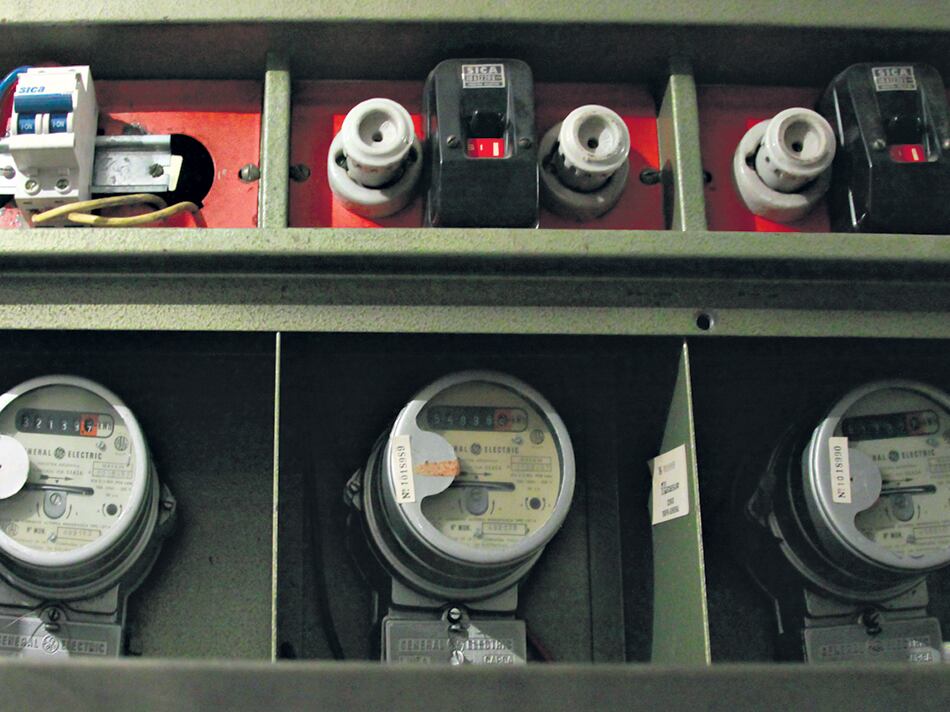 Los viejos medidores, en algunas barriadas humildes, ya le habrían dejado el hueco al nuevo sistema prepago, según se denunció.