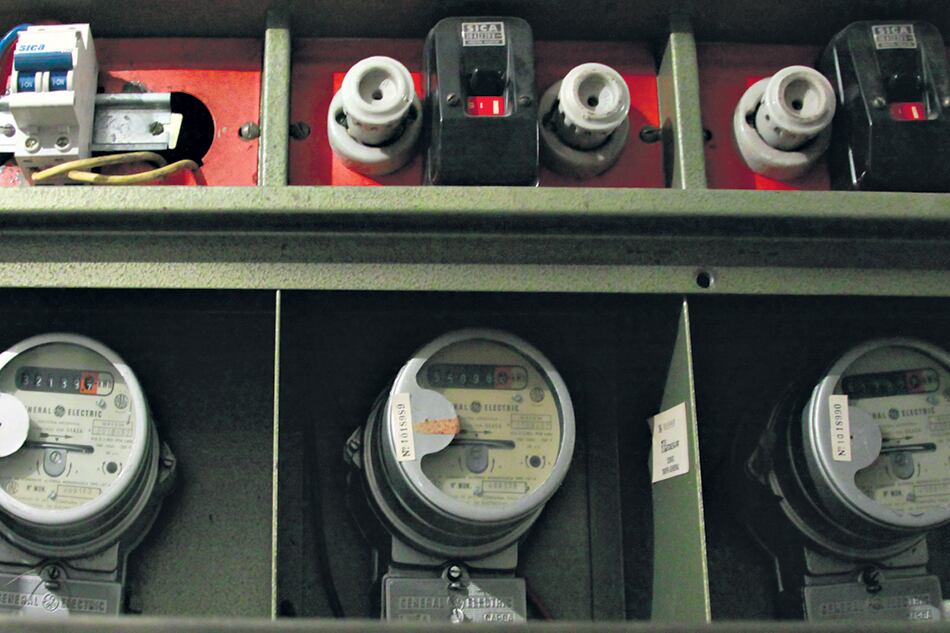 Los viejos medidores, en algunas barriadas humildes, ya le habrían dejado el hueco al nuevo sistema prepago, según se denunció.