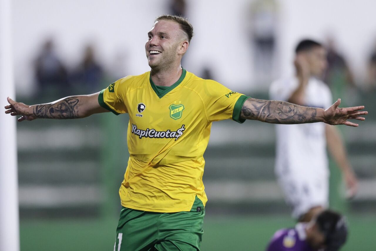 Rotondi celebra su gol, el segundo de Defensa y Justicia