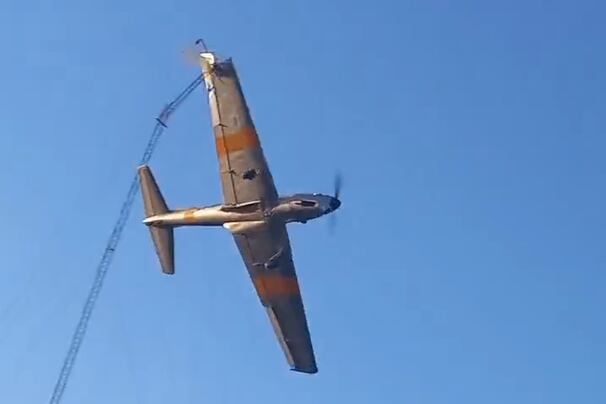Un avión chocó con una antena en un festival aéreo en Bragado y parte de la estructurá salió disparada e hirió a cuatro personas. (Foto: Twitter @emabarrios__)