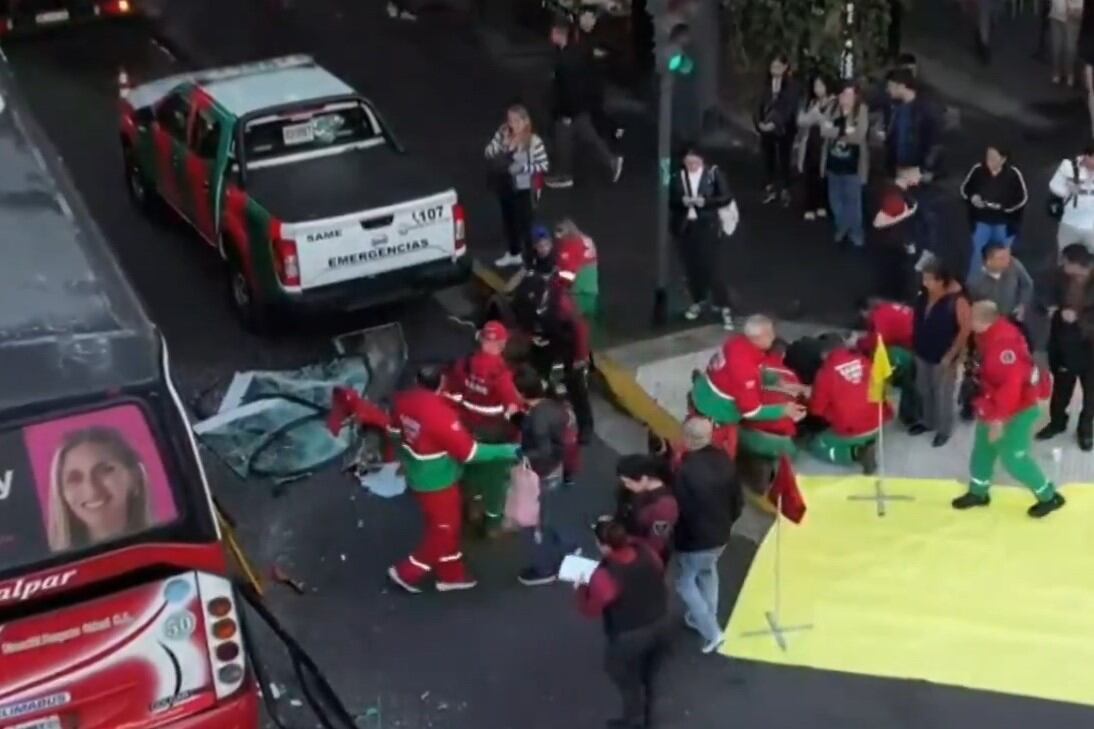 Chocaron dos colectivos en Congreso: hay 15 pasajeros atendidos por el SAME