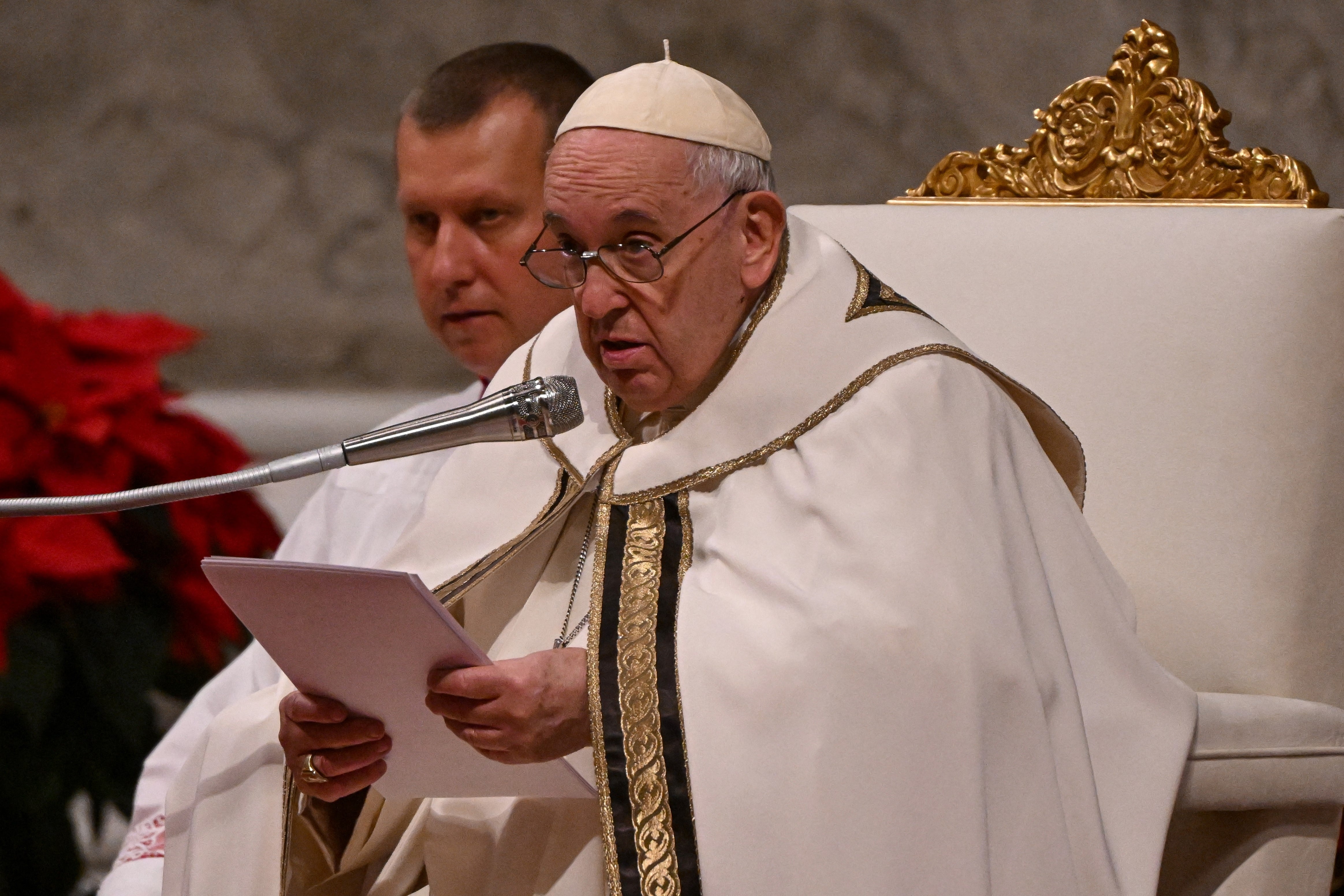 Jorge Bergoglio, durante su mensaje recitado en la Basílica de San Pedro (Foto: AFP).