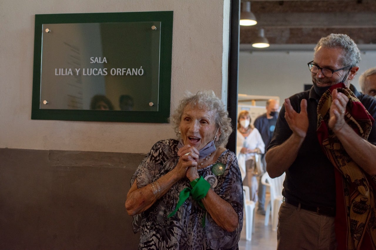 Lita Boitano, presidenta de Familiares en la sala Lilia y Lucas Orfanó.