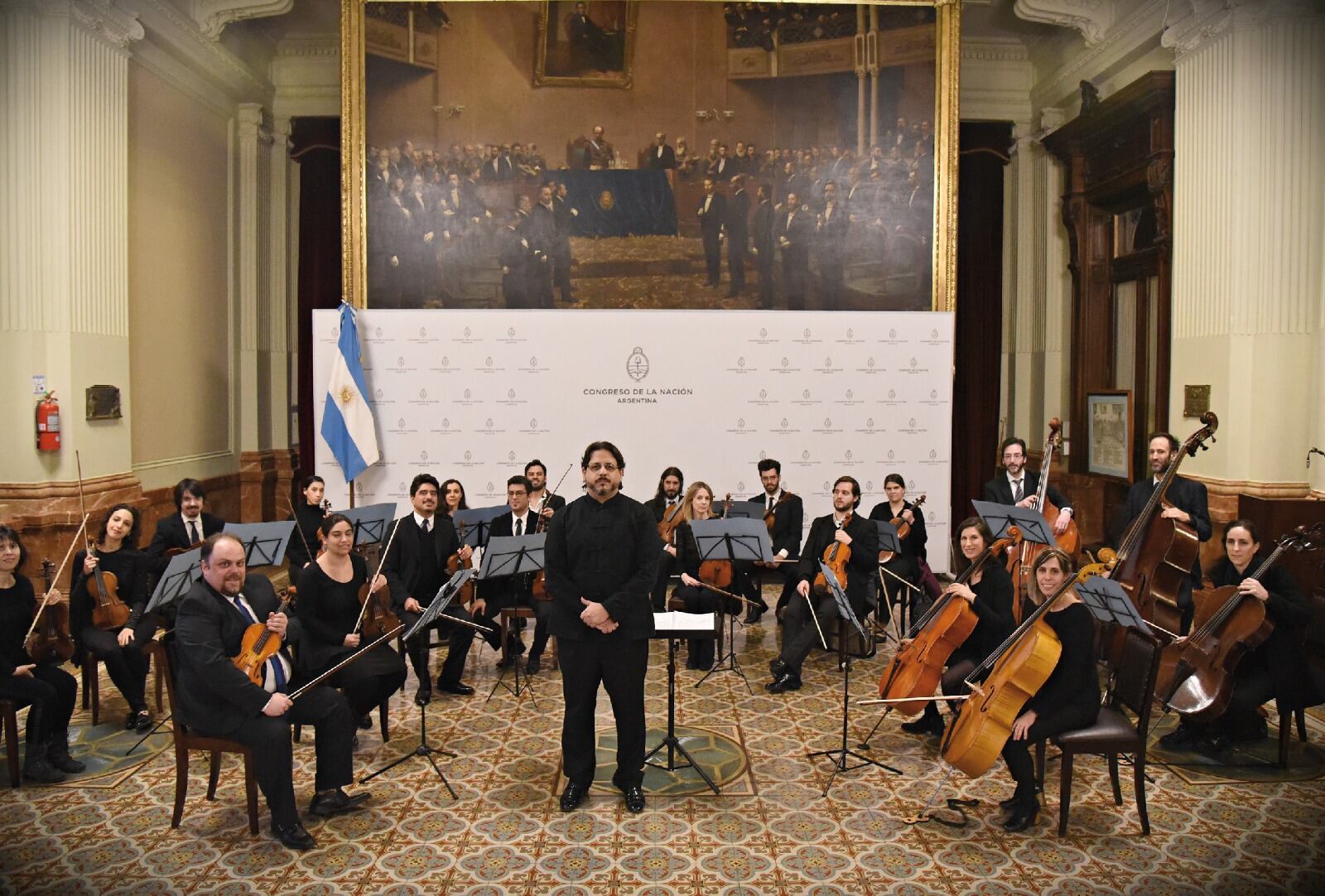 La orquesta cuenta con la dirección de Sebastiano De Filippi.