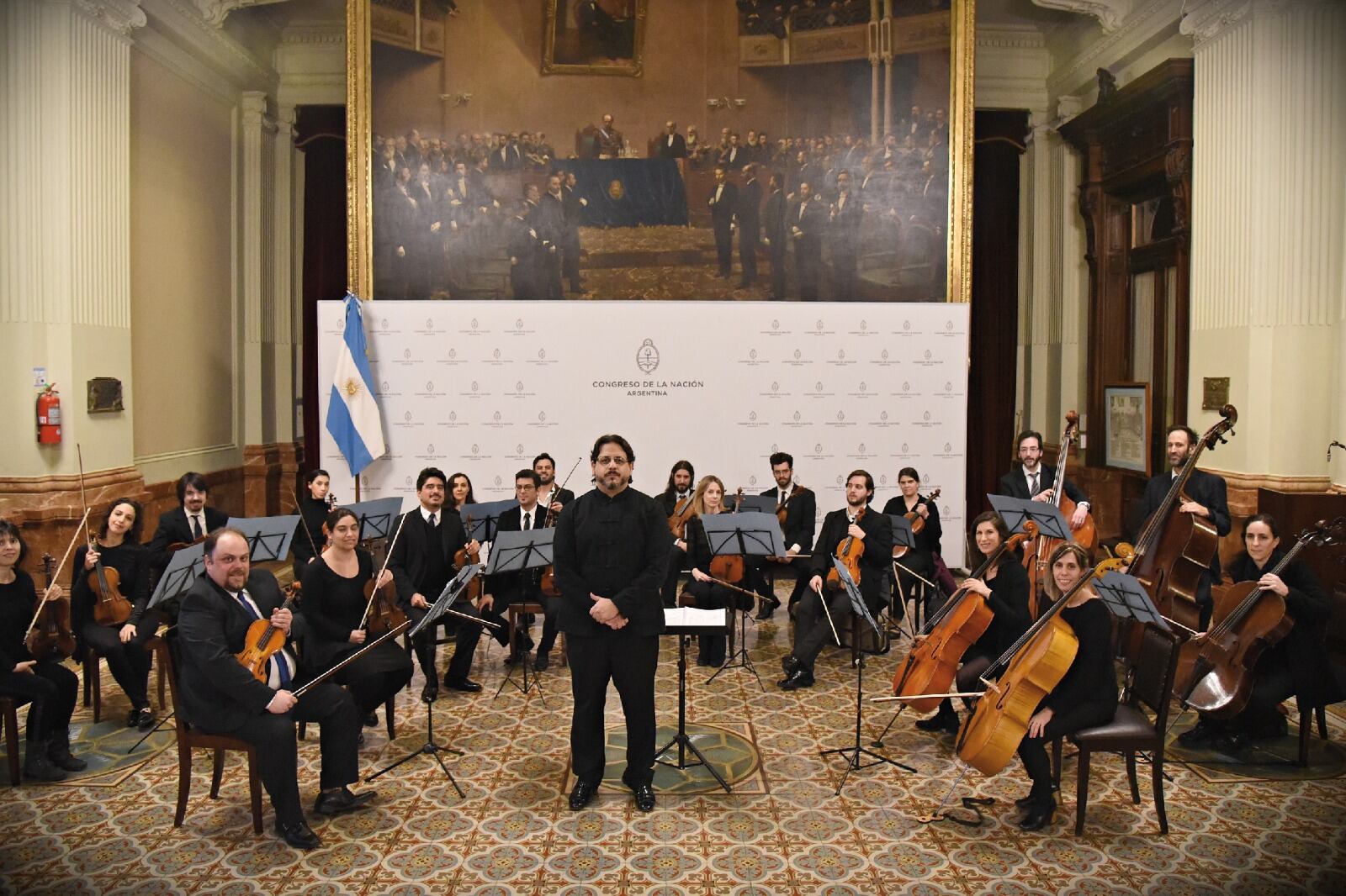 La orquesta cuenta con la dirección de Sebastiano De Filippi.