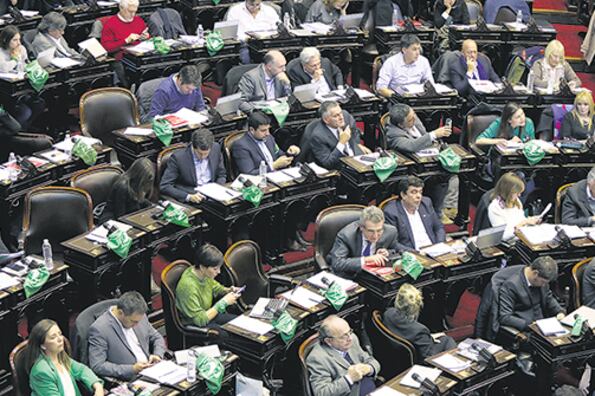 Los pañuelos verdes en las bancas, una definición que llegó antes de los discursos.