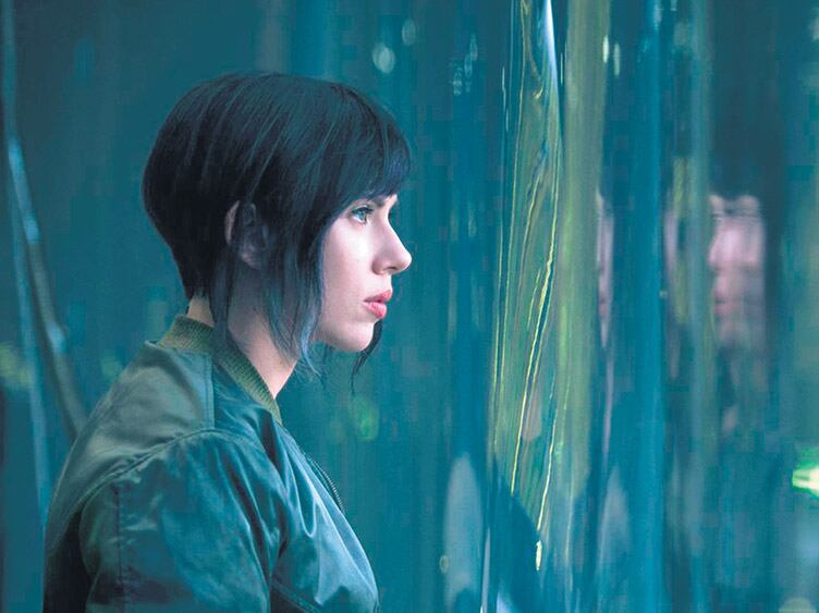 Scarlett Johansson encarna a una mujer de cuerpo robótico cuya única parte humana es el cerebro.