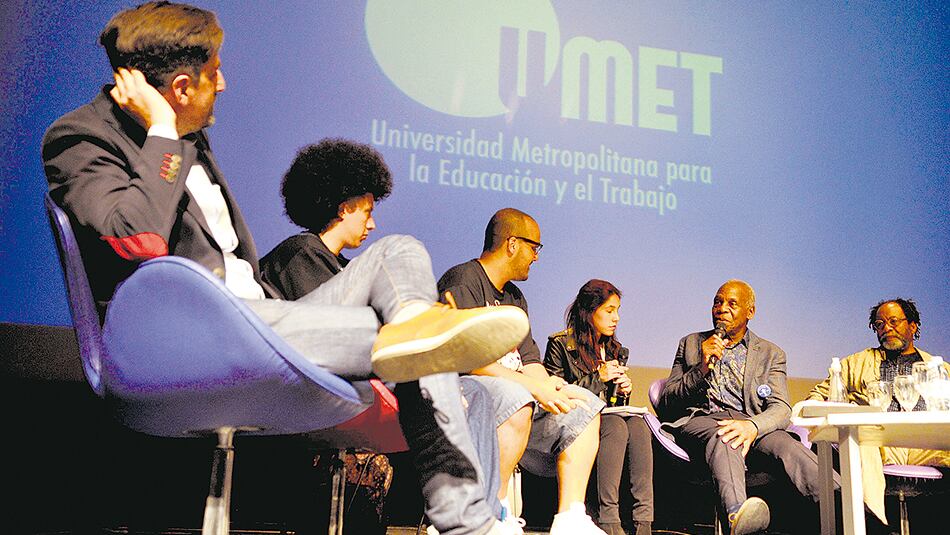 En la UMET, Glover (con micrófono) recibió la distinción de Ciudadano Ilustre de la Ciudad.