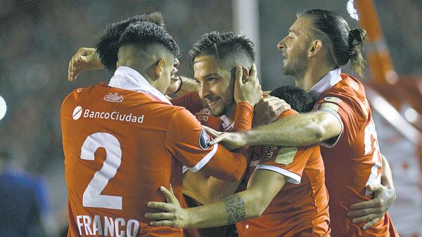 Benítez festeja con Franco y Silva la apertura del marcador.
