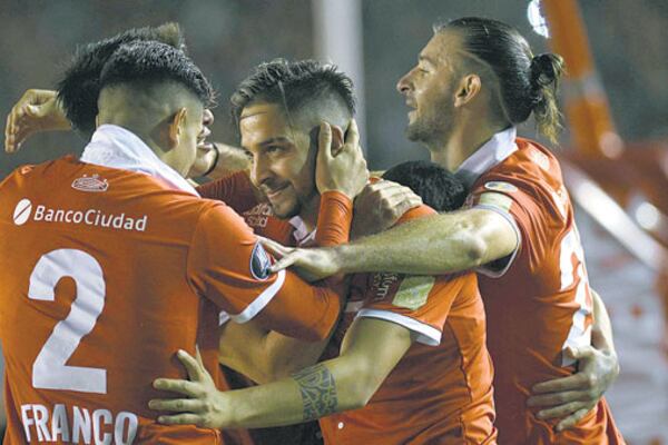 Benítez festeja con Franco y Silva la apertura del marcador.