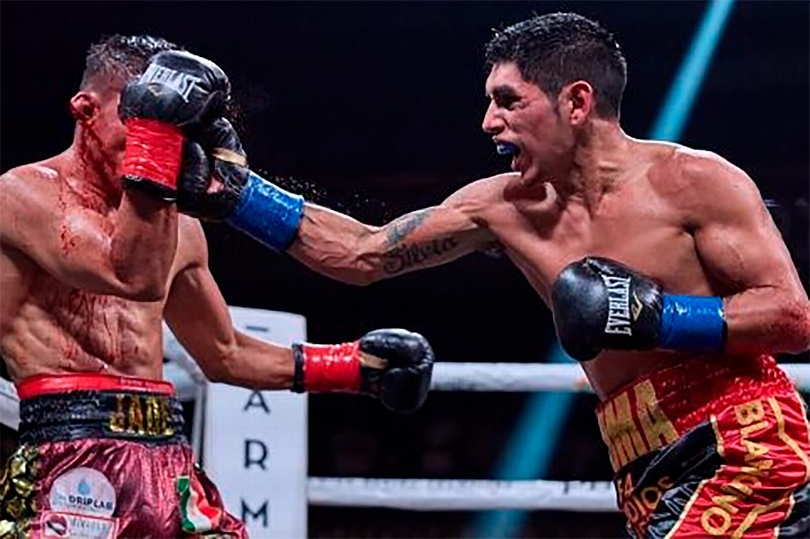 Derechazo potente del Puma Martínez al filipino Jade Bornea. 