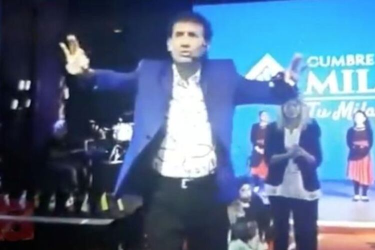 Giménez, durante la reunión de fieles en la que ofreció alcohol en gel a un precio mayor que el del mercado.