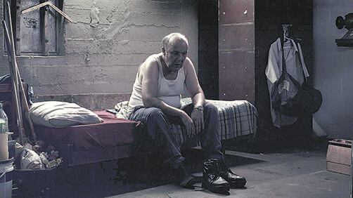 Hora - día - mes deja de lado cualquier presunción de relato tradicional desde un primer momento.