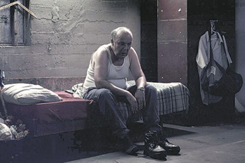 Hora - día - mes deja de lado cualquier presunción de relato tradicional desde un primer momento.