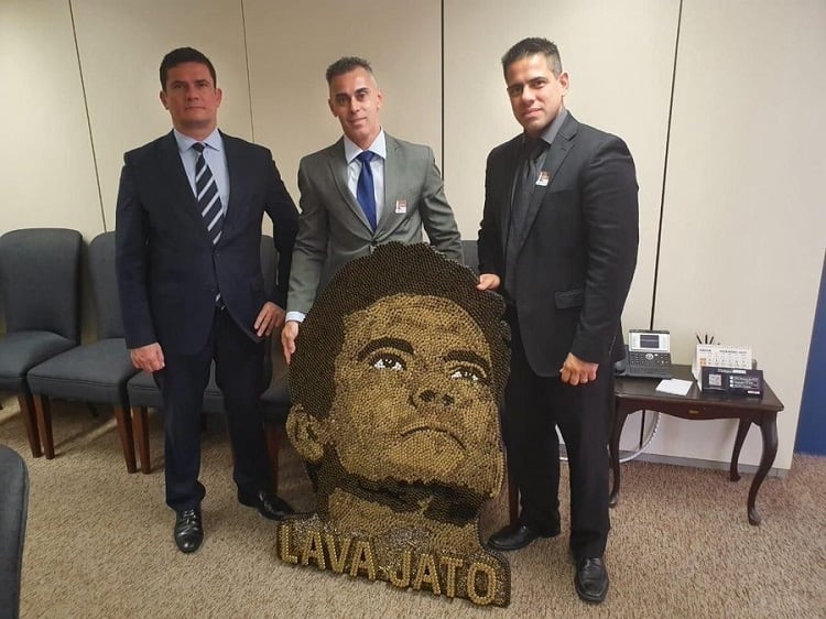 Moro posa junto a la obra formada con balas