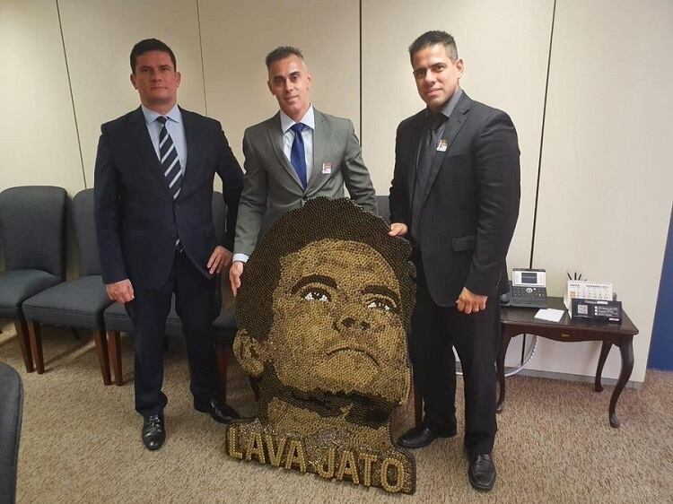 Moro posa junto a la obra formada con balas