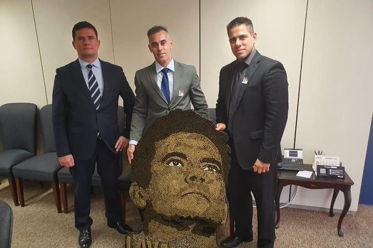Moro posa junto a la obra formada con balas