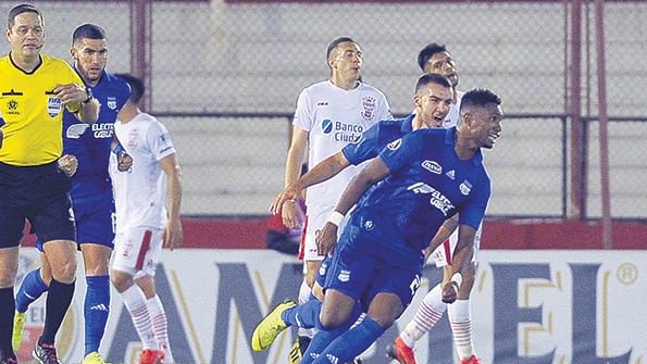 Los jugadores de Emelec inician el festejo del primer gol.