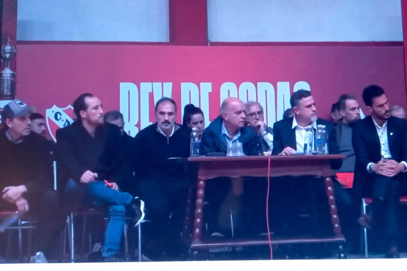 Grindetti fue confirmado en el cargo entre gritos y silbidos.