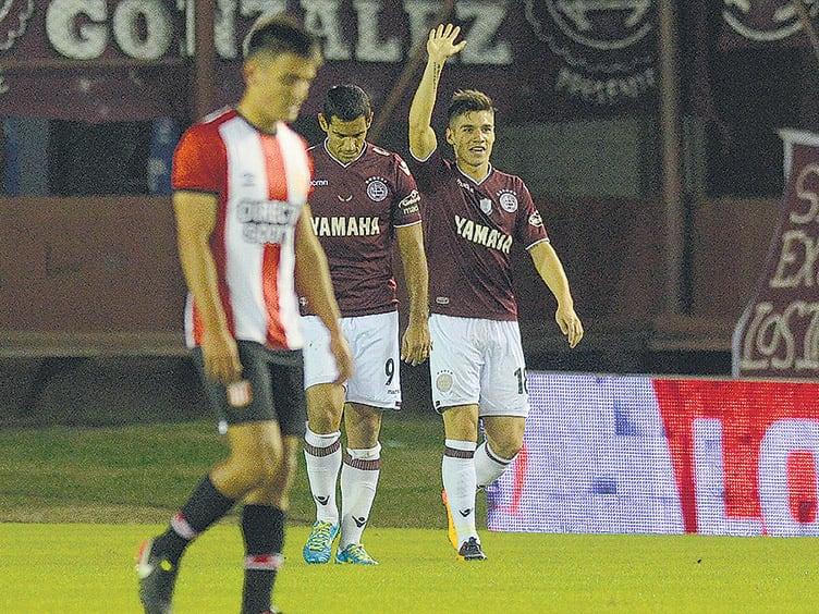 El festejo de Matías Sánchez tras marcar el único gol de la noche en el estadio de Lanús.